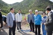 산행하다가 서서 대화하시는 문동신 시장님과 김완주 도지사님과 추진위 임원들2사진(00002)