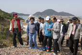 새만금 주위를 산행하시는 새만금특별법 추진위 임원들과 김완주 도지사님과 문동신 시장님2사진(00004)