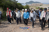 새만금 주위를 산행하시는 새만금특별법 추진위 임원들과 김완주 도지사님과 문동신 시장님5사진(00007)