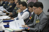 군장산업단지 입주기업 투자협약 체결식에 참석한 임원들이 문서자료를 검토하시는 모습2사진(00012)