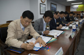 군장산업단지 입주기업 투자협약 체결식에 참석한 임원들이 문서자료를 검토하시는 모습3사진(00018)