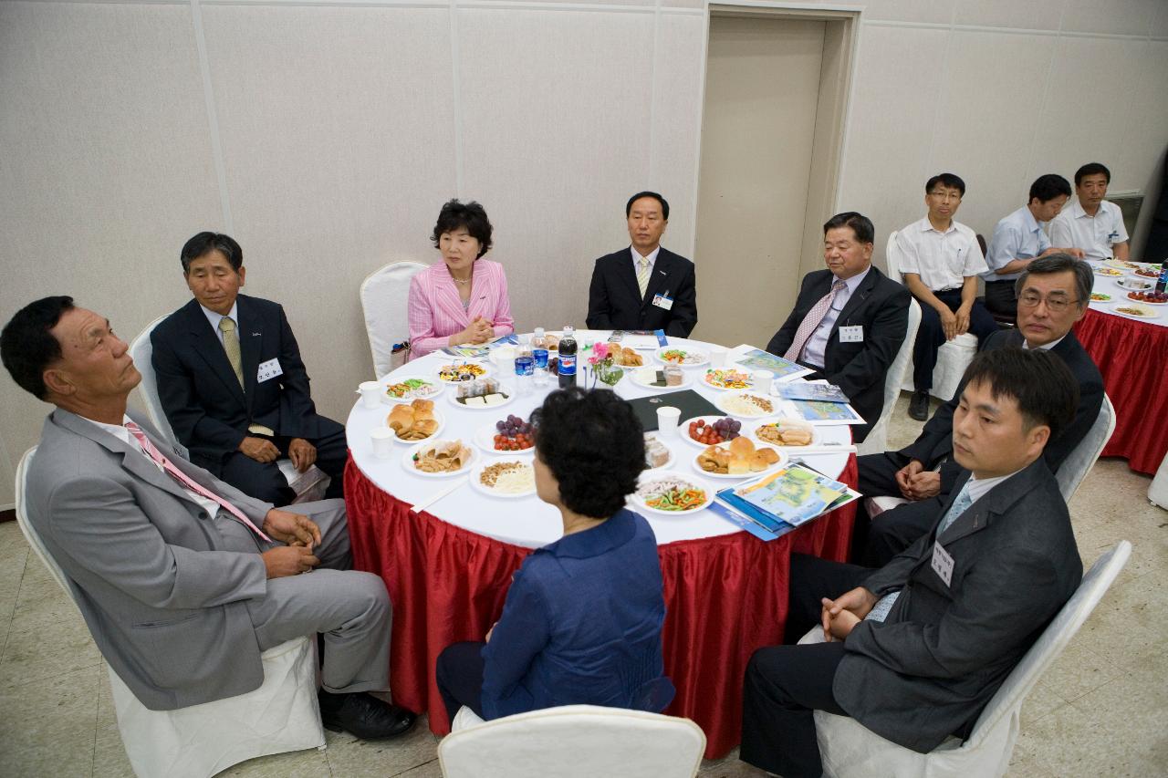 읍면도농 합동결연식에 참석하신 임원들의 모습4