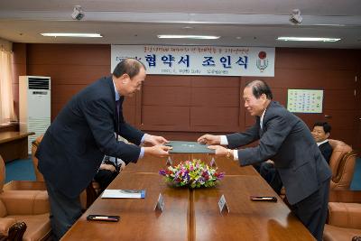 협약 체결서를 교환하시는 전국대학연맹전 회장님과 문동신 시장님