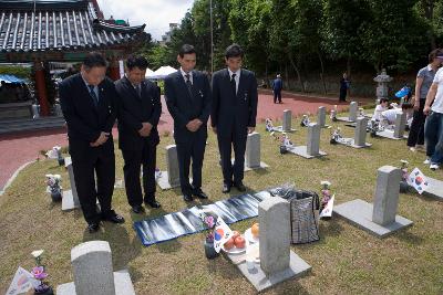 묘지앞에서 묵념하시는 의원님들