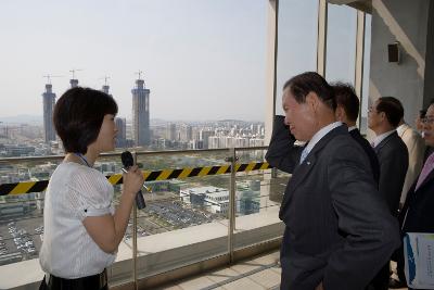 인천항 경제자유구역부지를 둘러보시며 설명을 들으시는 문동신 시장님과 직원들3