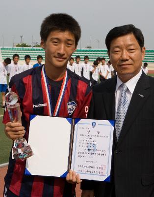 상장과 상패를 들고있는 축구선수와 기념사진을 찍고 있는 부시장님1