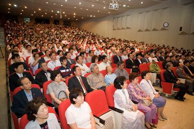 김윤규 전현대아산부회장 초청강연회에 오신 관련인사들과 시민들2