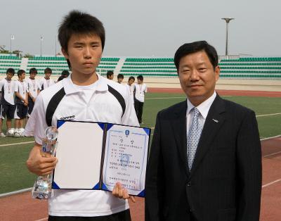 상장과 상패를 들고있는 축구선수와 기념사진을 찍고 있는 부시장님3