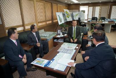 인천항 및 경제자유구역청에 방문해서 직원들과 대화하시는 문동신 시장님의 모습1