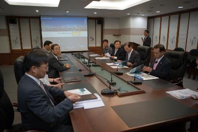 인천항 및 경제자유구역청 직원들과 모여 회의하시는 문동신 시장님1