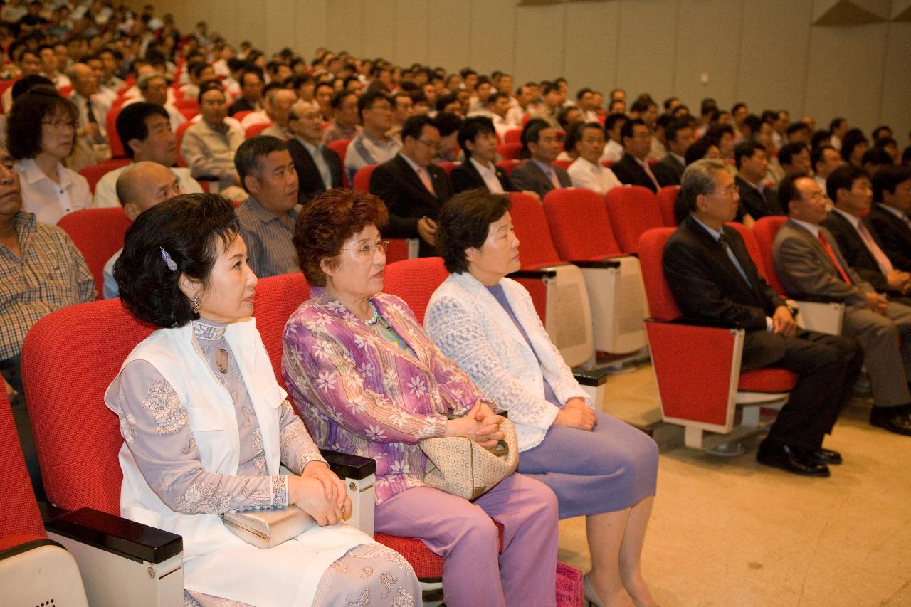 김윤규 전현대아산부회장 초청강연회에 오신 관련인사들과 시민들1