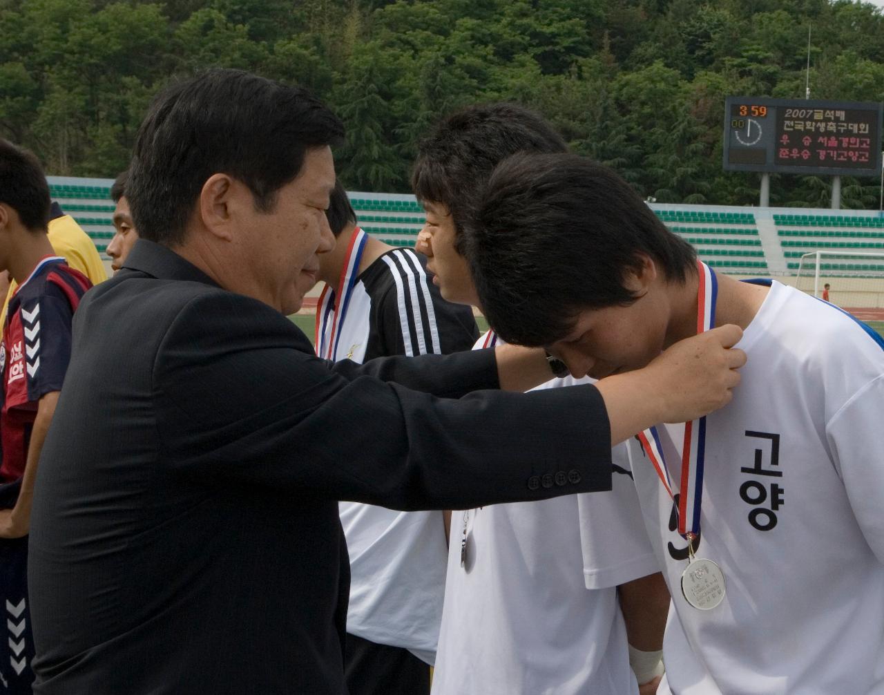 축구선수들에게 메달을 걸어주고 있는 부시장님