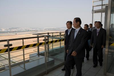 인천항 경제자유구역부지를 둘러보시는 문동신 시장님과 직원들