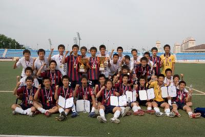 상장과 트로피와 상패를 들고 기념사진을 찍고 있는 축구선수들2