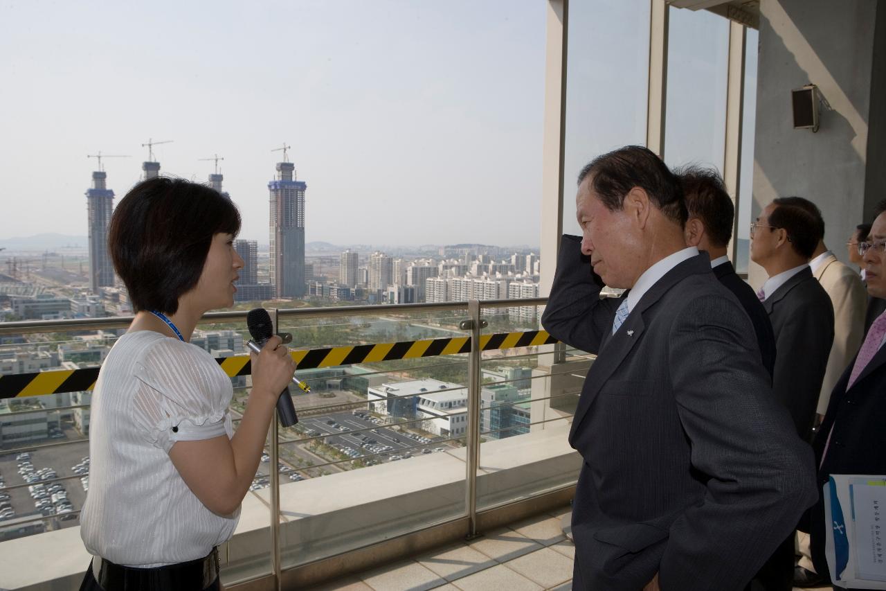 인천항 경제자유구역부지를 둘러보시며 설명을 들으시는 문동신 시장님과 직원들3