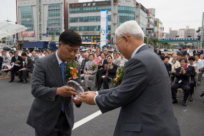 상패를 전달하시는 군산대학교 총장님의 모습1