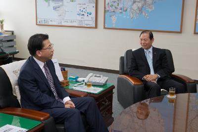 사무실에 앉아서 이야기 하시는 문동신 시장님과 경제자유구역청직원2