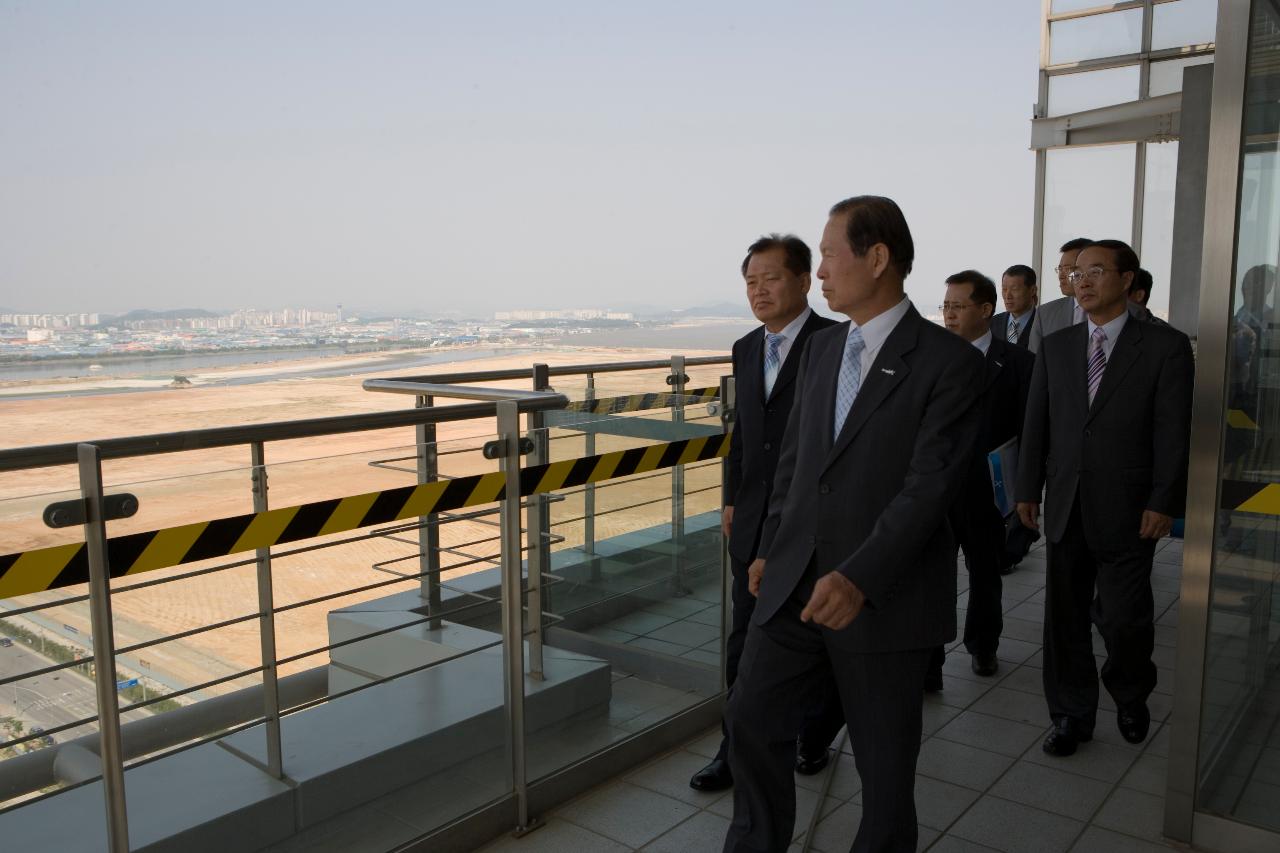 인천항 경제자유구역부지를 둘러보시는 문동신 시장님과 직원들