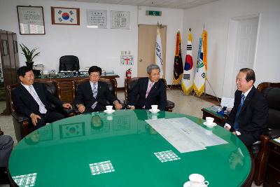 시장실에서 초청한 김윤규 전현대아산부회장님과 대화하시는 문동신 시장님3