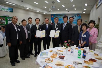 읍면도농 합동결연 체결서를 펼쳐들고 계시는 임원대표님들과 문동신 시장님1