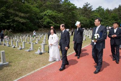 묘지를 나오시는 문동신 시장님 부부와 의원님들