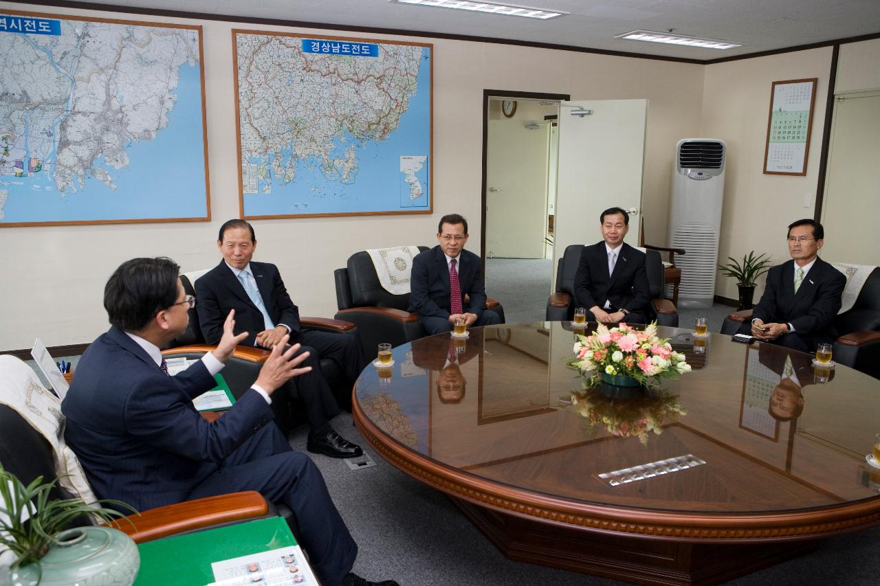 사무실에 앉아서 이야기 하시는 문동신 시장님과 경제자유구역청직원들2