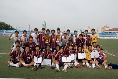 상장과 트로피와 상패를 들고 기념사진을 찍고 있는 축구선수들1