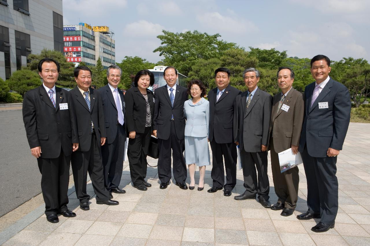 야외에서 읍면도농 합동결연식 기념 사진찍으신 문동신 시장님과 임원대표들