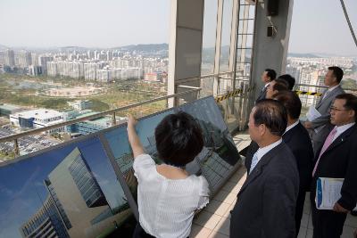 인천항 경제자유구역부지를 둘러보시며 설명을 들으시는 문동신 시장님과 직원들2