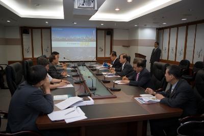 인천항 및 경제자유구역청 직원들과 프레젠테이션을 통해 설명회가 진행되는 모습5