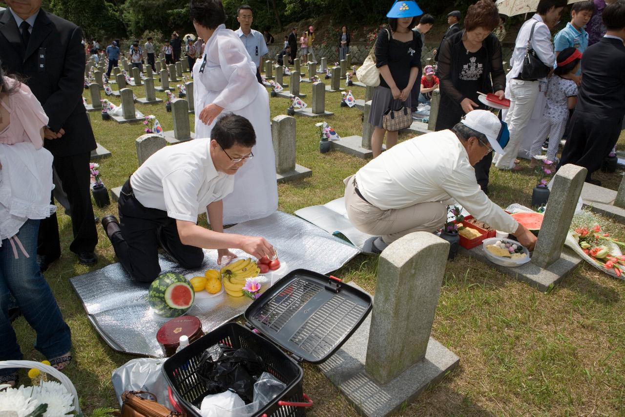 제사를 지내는 시민들의 모습2