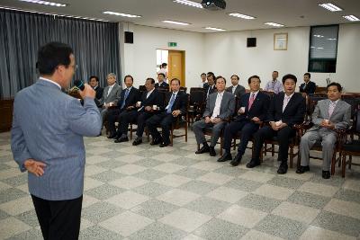 앞에나와서 진행하는 진행자 앞으로 나란히 앉아계신 의원님들과 문동신 시장님