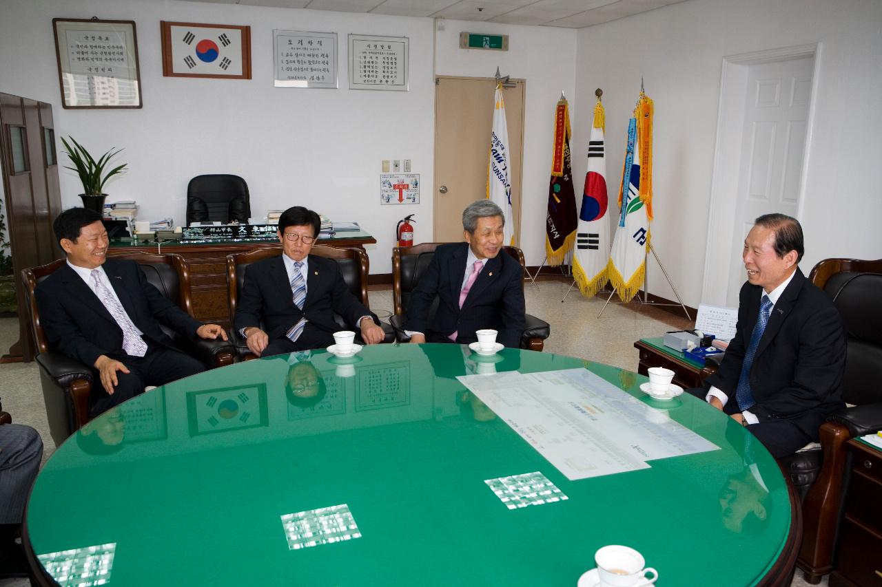 시장실에서 초청한 김윤규 전현대아산부회장님과 대화하시는 문동신 시장님3