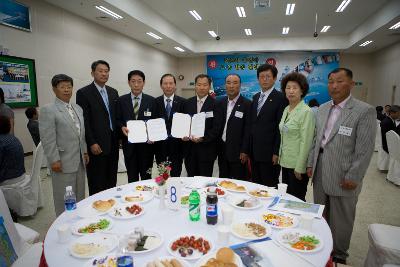 읍면도농 합동결연 체결서를 펼쳐들고 계시는 임원대표님들과 문동신 시장님6