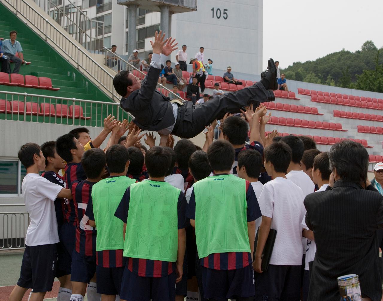 감독님을 헹가래 하고 있는 축구선수들