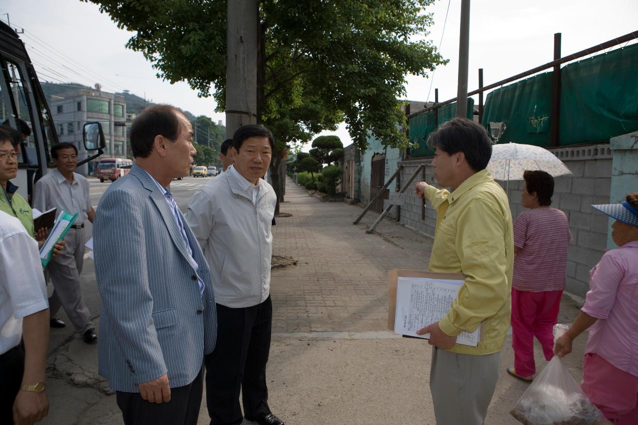 해망동 가로환경 노선점검을 하시는 직원들의 모습1