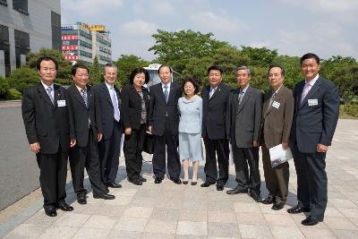 야외에서 읍면도농 합동결연식 기념 사진찍으신 문동신 시장님과 임원대표들