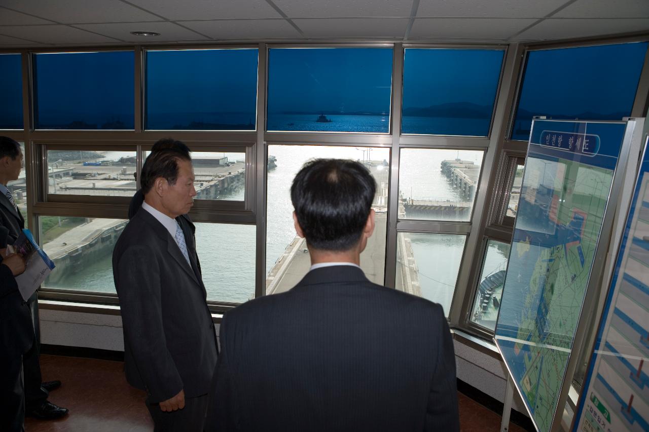 인천항 항세도를 보고계시는 문동신 시장님과 직원들