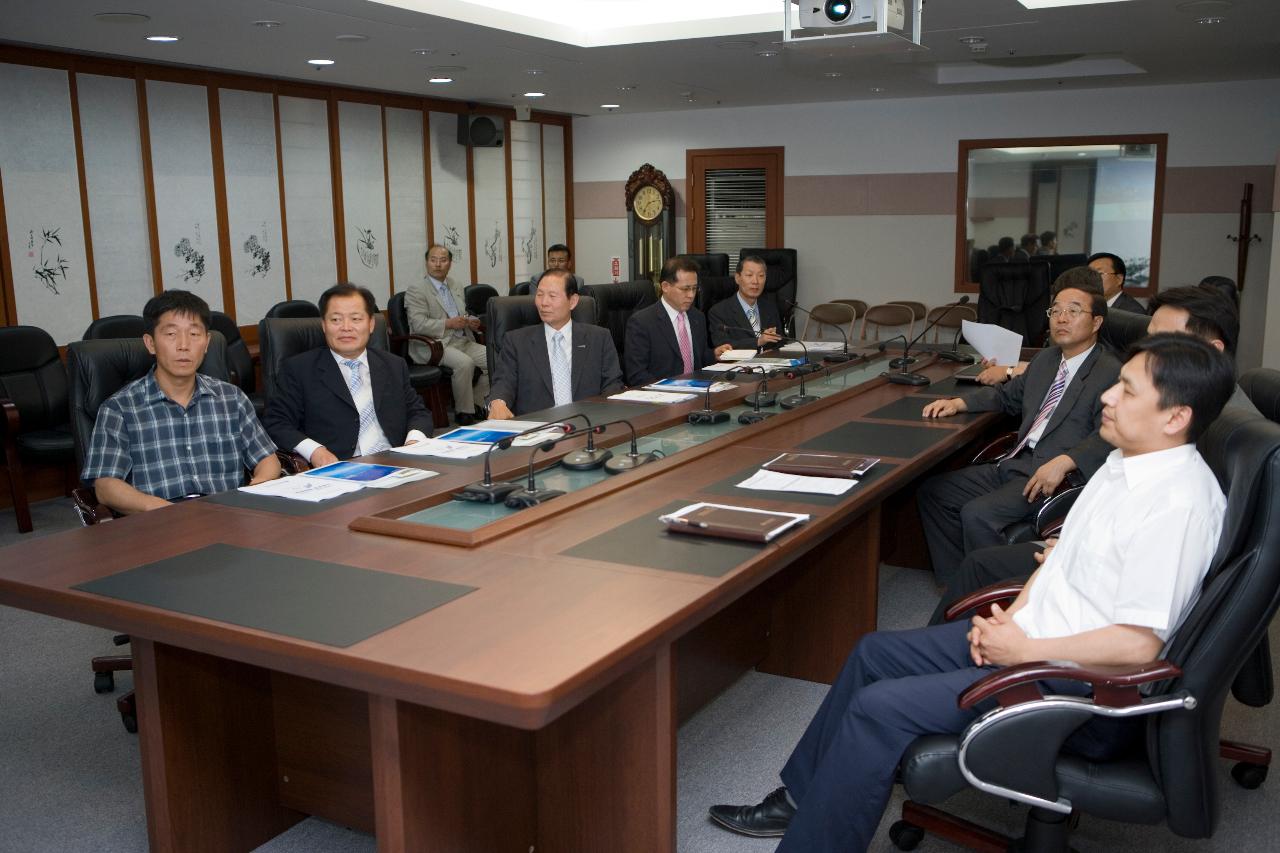 인천항 및 경제자유구역청 직원들과 프레젠테이션을 통해 설명회가 진행되는 모습2