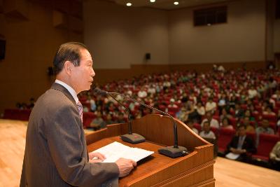 시민문화회관에서 교육사업지원 설명을 하시는 문동신 시장님과 관객석에 참석한 시민들의 모습6