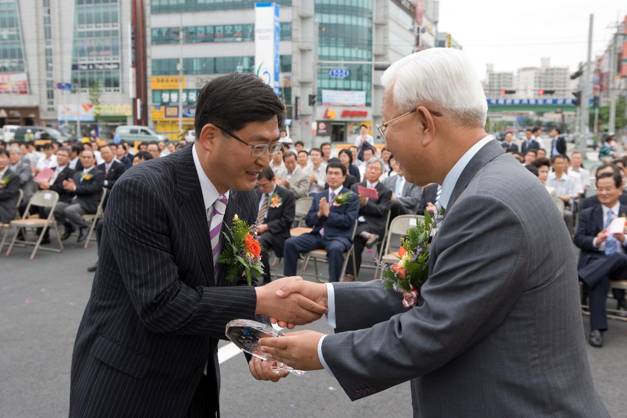 상패를 전달하시는 군산대학교 총장님의 모습2