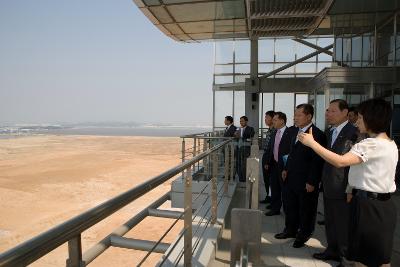 인천항 경제자유구역부지를 둘러보시며 설명을 들으시는 문동신 시장님과 직원들1