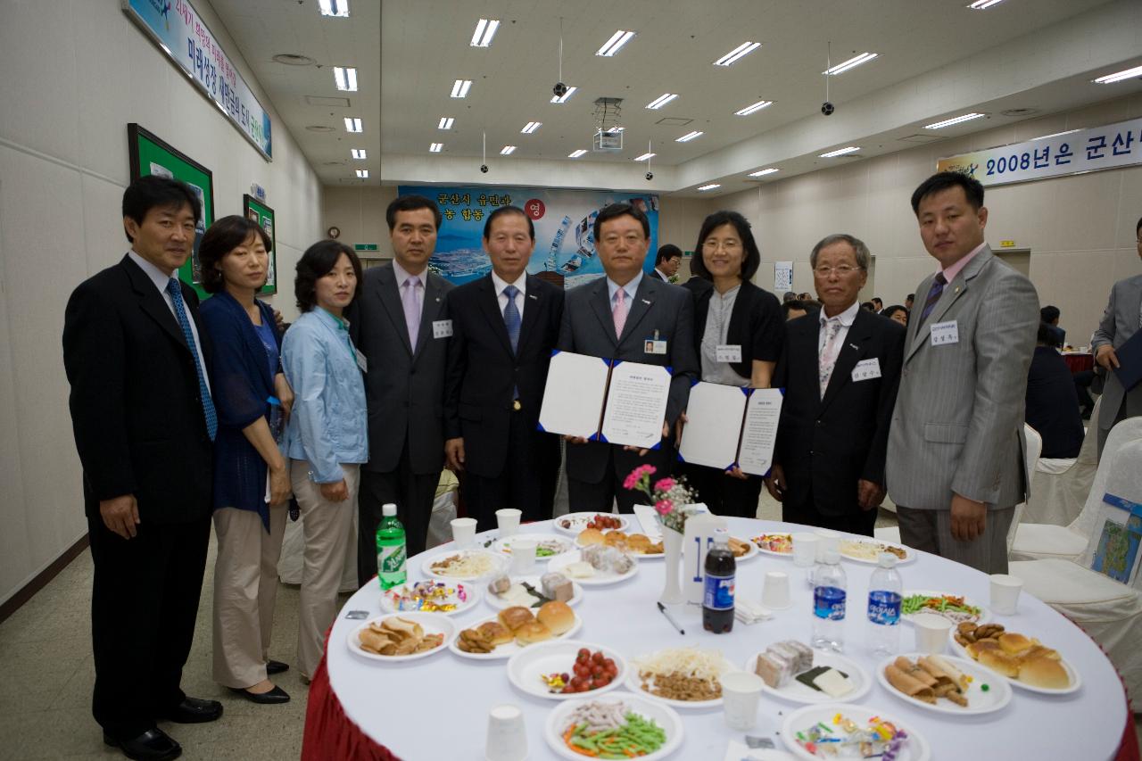 읍면도농 합동결연 체결서를 펼쳐들고 계시는 임원대표님들과 문동신 시장님3