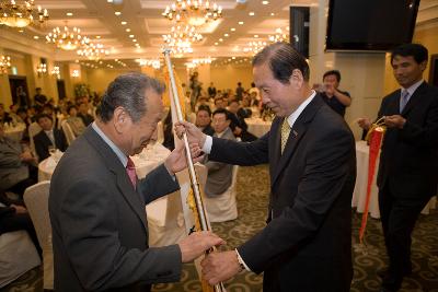 전라북도 축구협회 깃발을 전달하시는 문동신 시장님