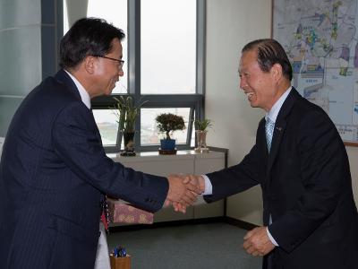 선물을 받으시며 악수하시는 경제자유구역청직원과 문동신 시장님1