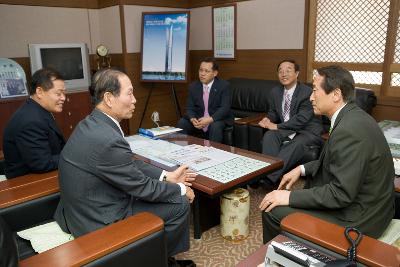 인천항 및 경제자유구역청에 방문해서 직원들과 대화하시는 문동신 시장님의 모습5