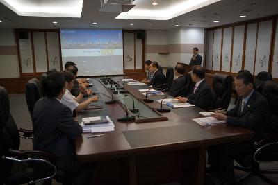 인천항 및 경제자유구역청 직원들과 프레젠테이션을 통해 설명회가 진행되는 모습1