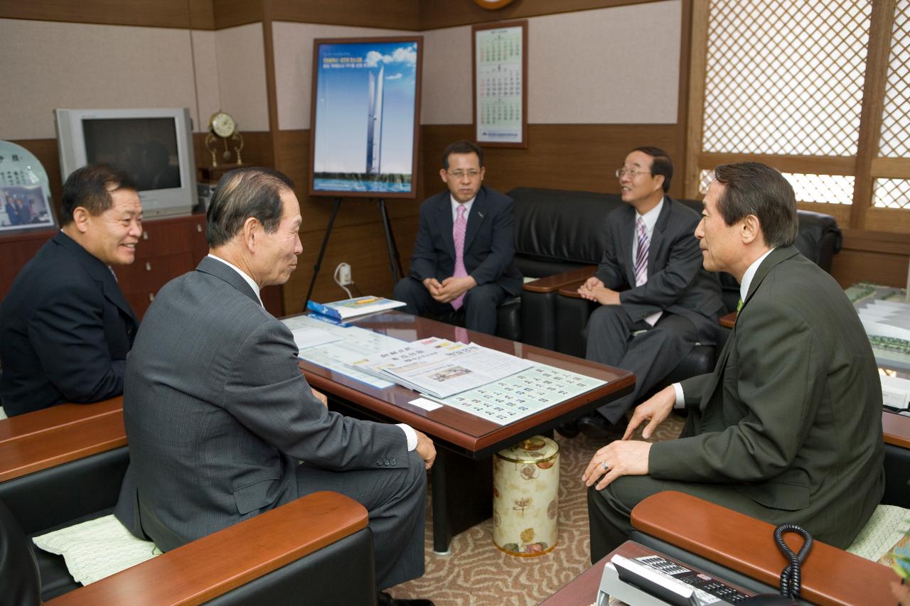 인천항 및 경제자유구역청에 방문해서 직원들과 대화하시는 문동신 시장님의 모습4