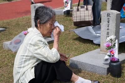 묘지앞에서 울고계시는 어르신