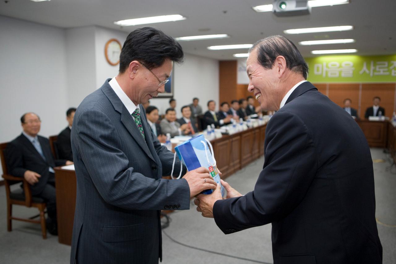 선물을 전달하시는 문동신 시장님의 모습